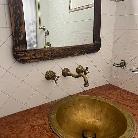 Il Mono Nel Vico *